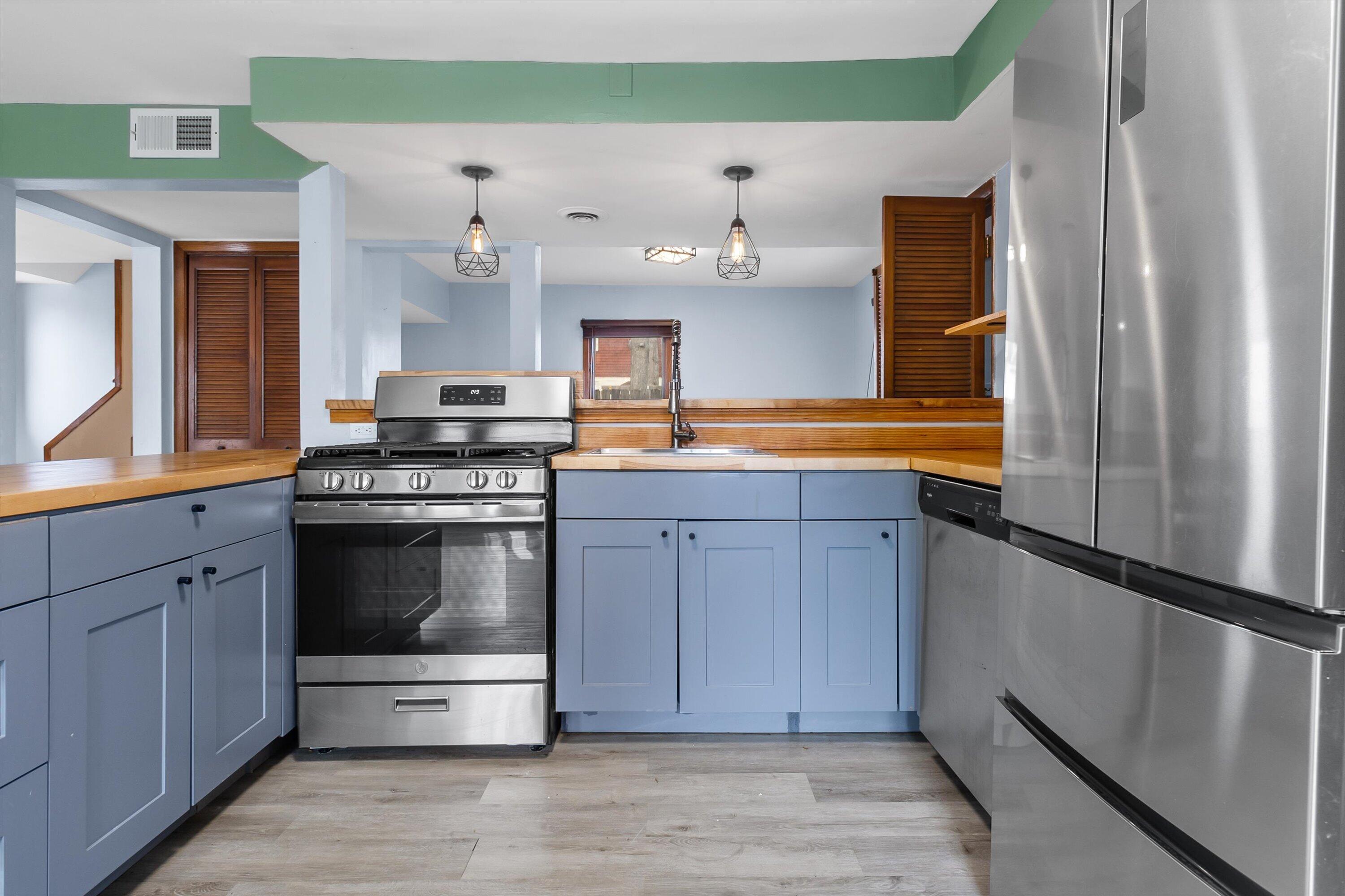 162 North 74th Street Milwaukee, WI 53213 - Photo 10 of 31 22-E6A6520