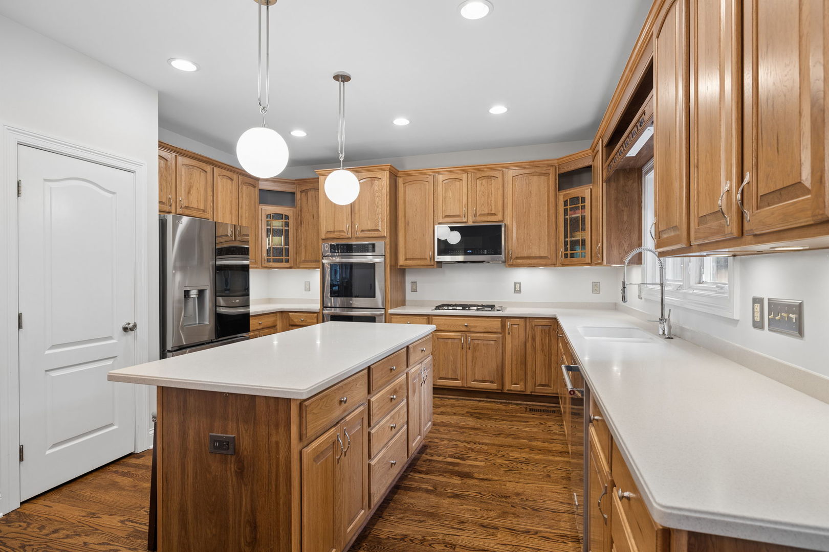 5709 Lenox Road Lisle, IL 60532 - Photo 11 of 46 Gallery Image 11