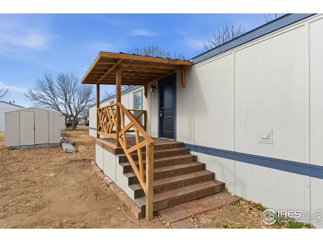 a view of entryway with a front door