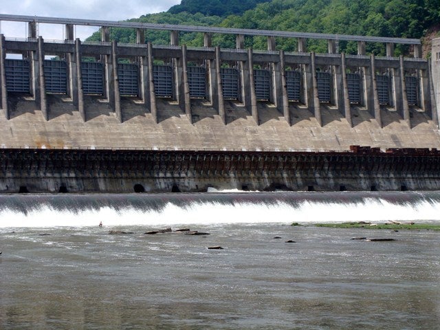 916 Briarcliff Road Hinton, WV 25951 - Photo 30 of 39 The Bluestone Dam
