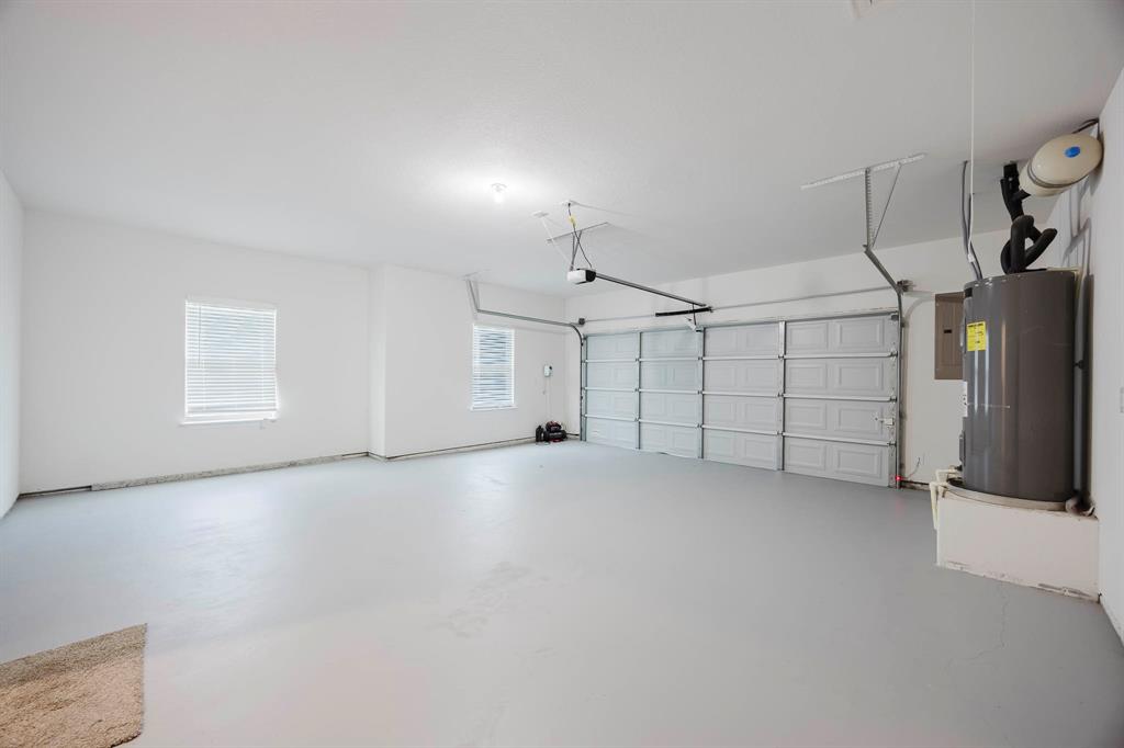 105 Kathy Stephens Avenue Springtown, TX 76082 - Photo 33 of 40 a view of a garage