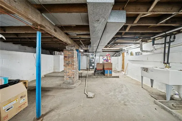 a view of a garage room with wooden roof