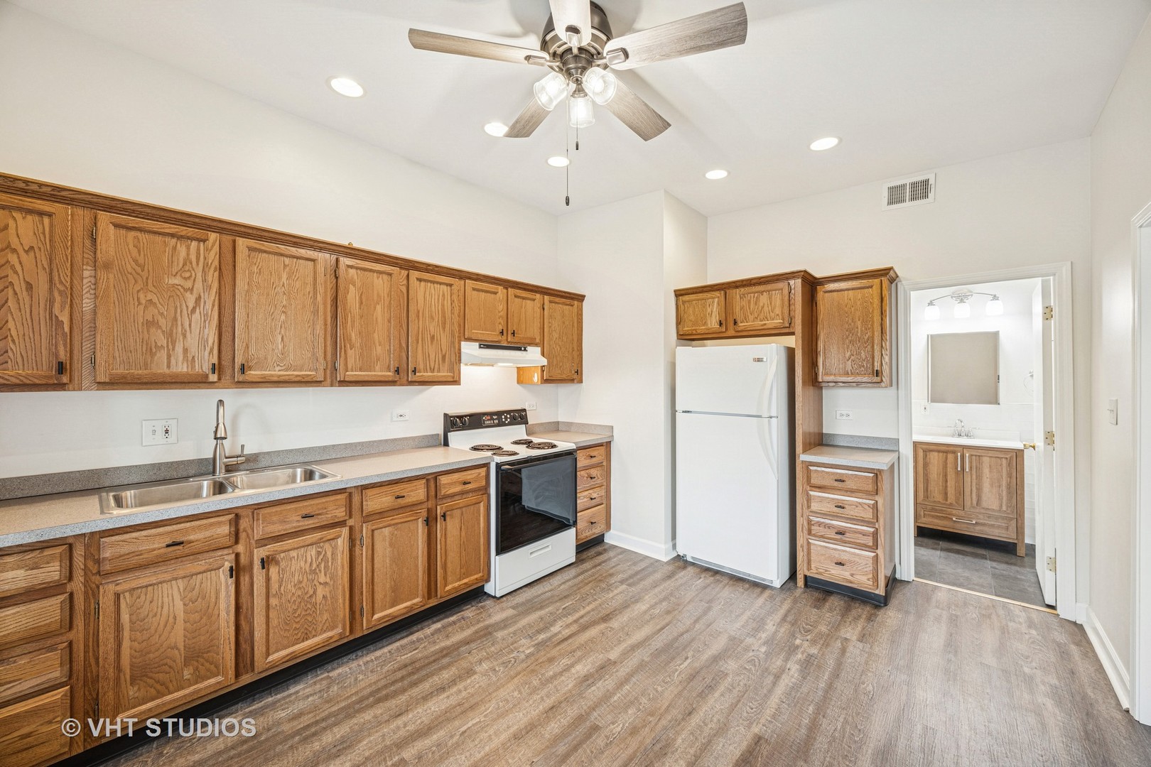 816 North Boulevard, Unit 2F Oak Park, IL 60301 - Photo 11 of 20 a kitchen with a refrigerator stove and sink
