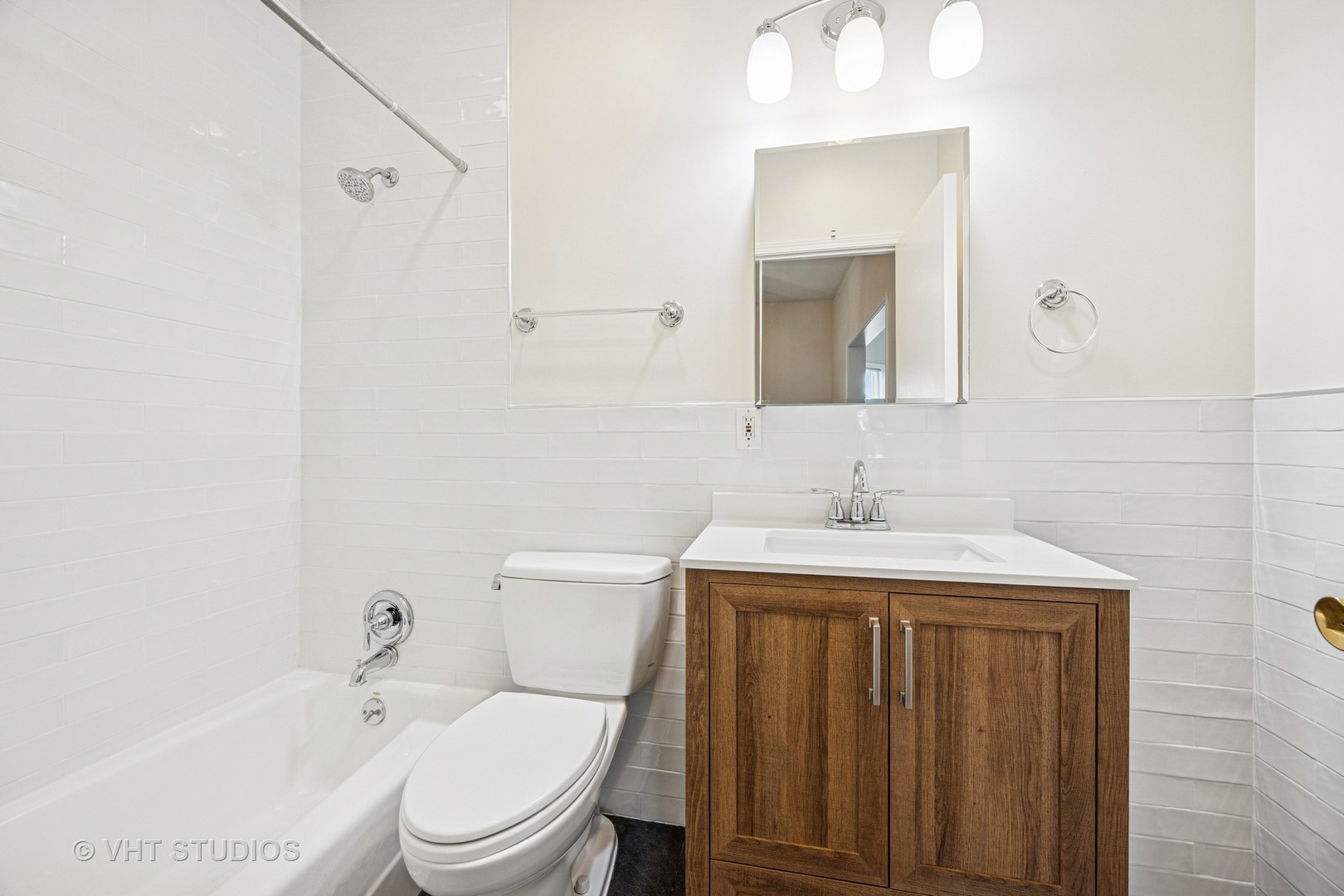 816 North Boulevard, Unit 2F Oak Park, IL 60301 - Photo 14 of 20 a bathroom with a toilet a sink and mirror