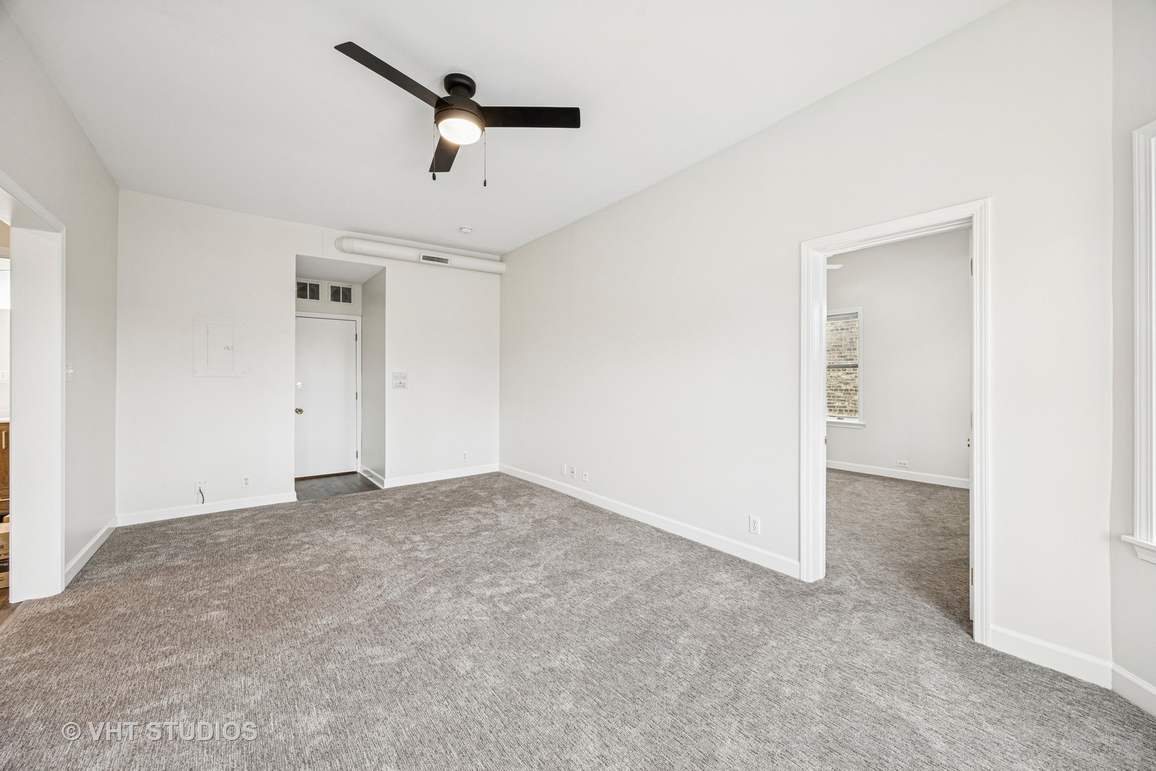 816 North Boulevard, Unit 2F Oak Park, IL 60301 - Photo 15 of 20 an empty room with a ceiling fan and window