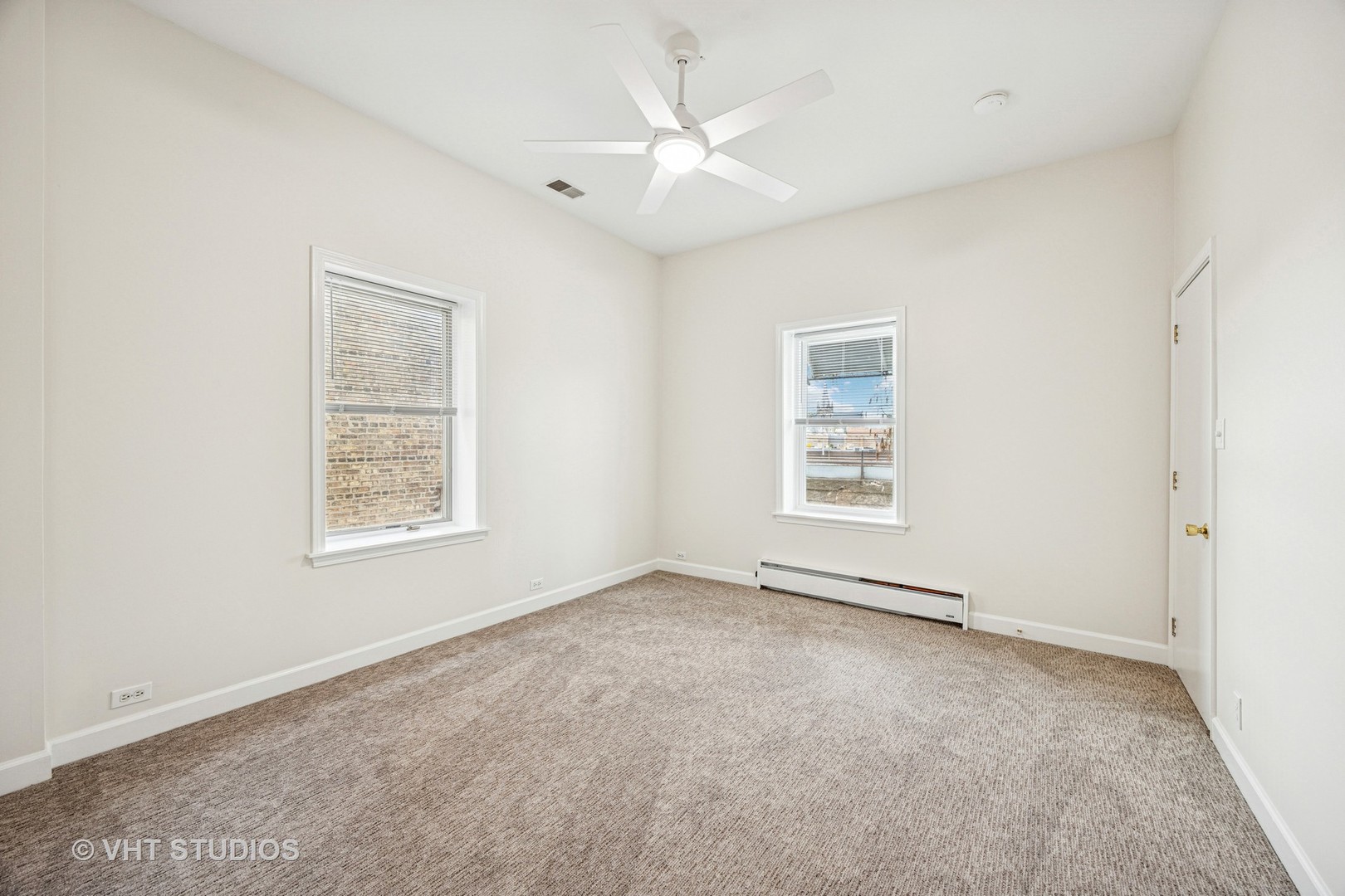 816 North Boulevard, Unit 2F Oak Park, IL 60301 - Photo 17 of 20 an empty room with windows and ceiling fan