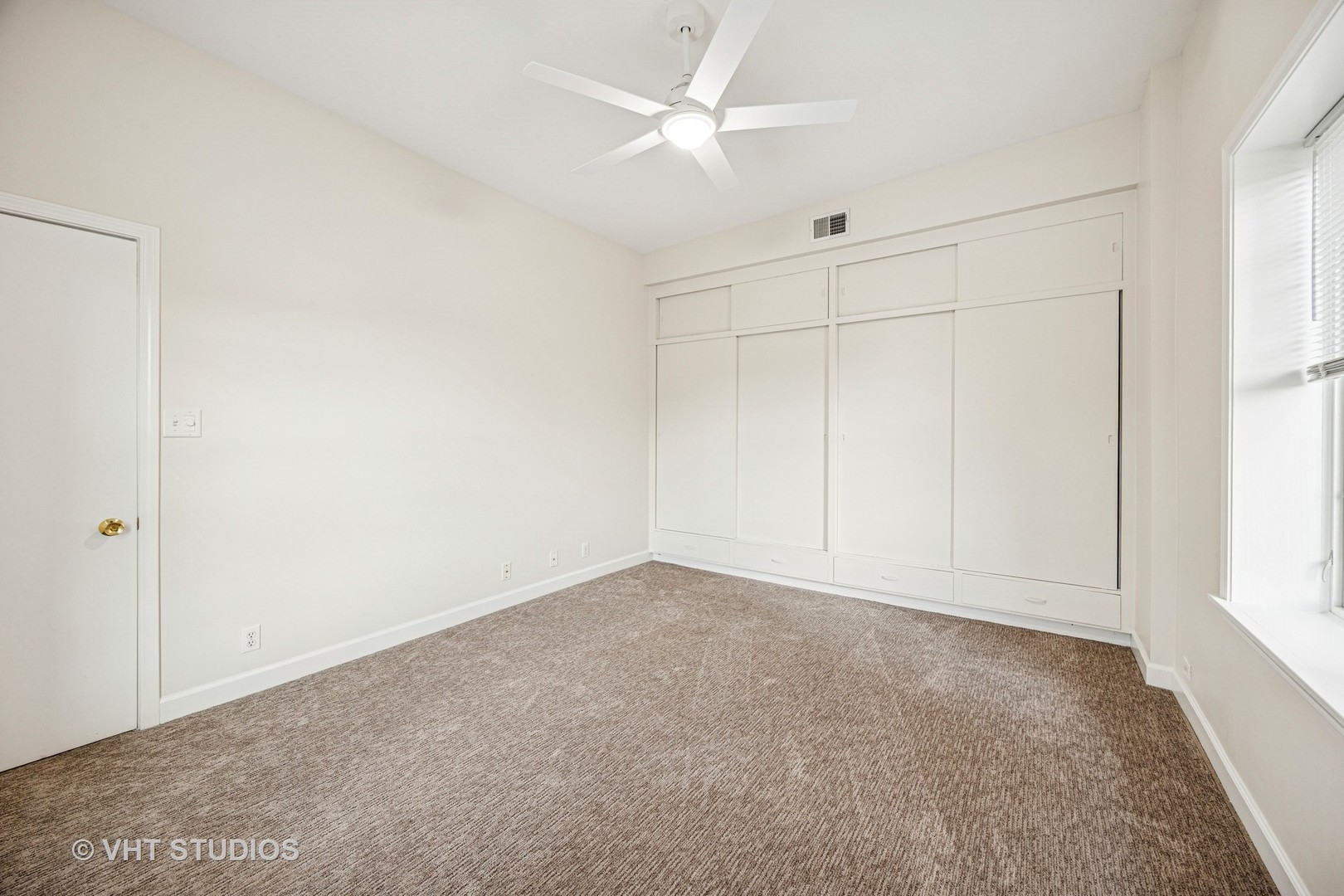 816 North Boulevard, Unit 2F Oak Park, IL 60301 - Photo 18 of 20 an empty room with a ceiling fan and a window