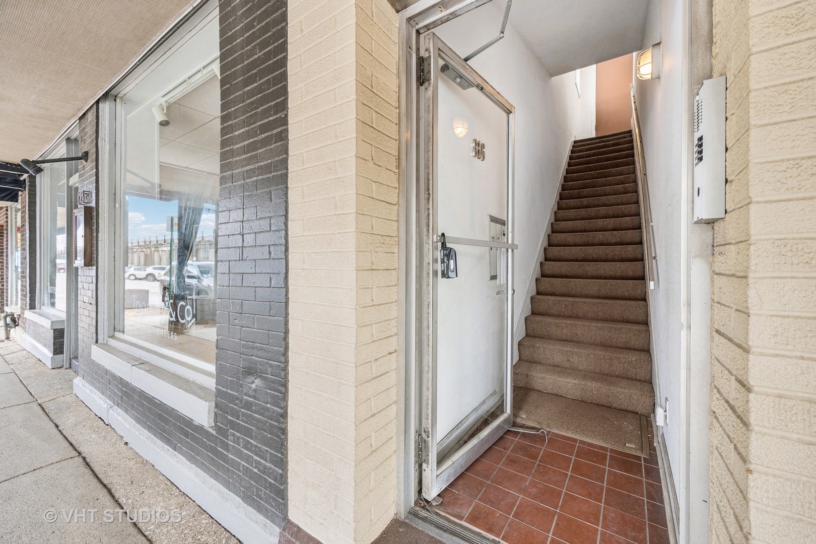 816 North Boulevard, Unit 2F Oak Park, IL 60301 - Photo 4 of 20 a view of a entryway of the house