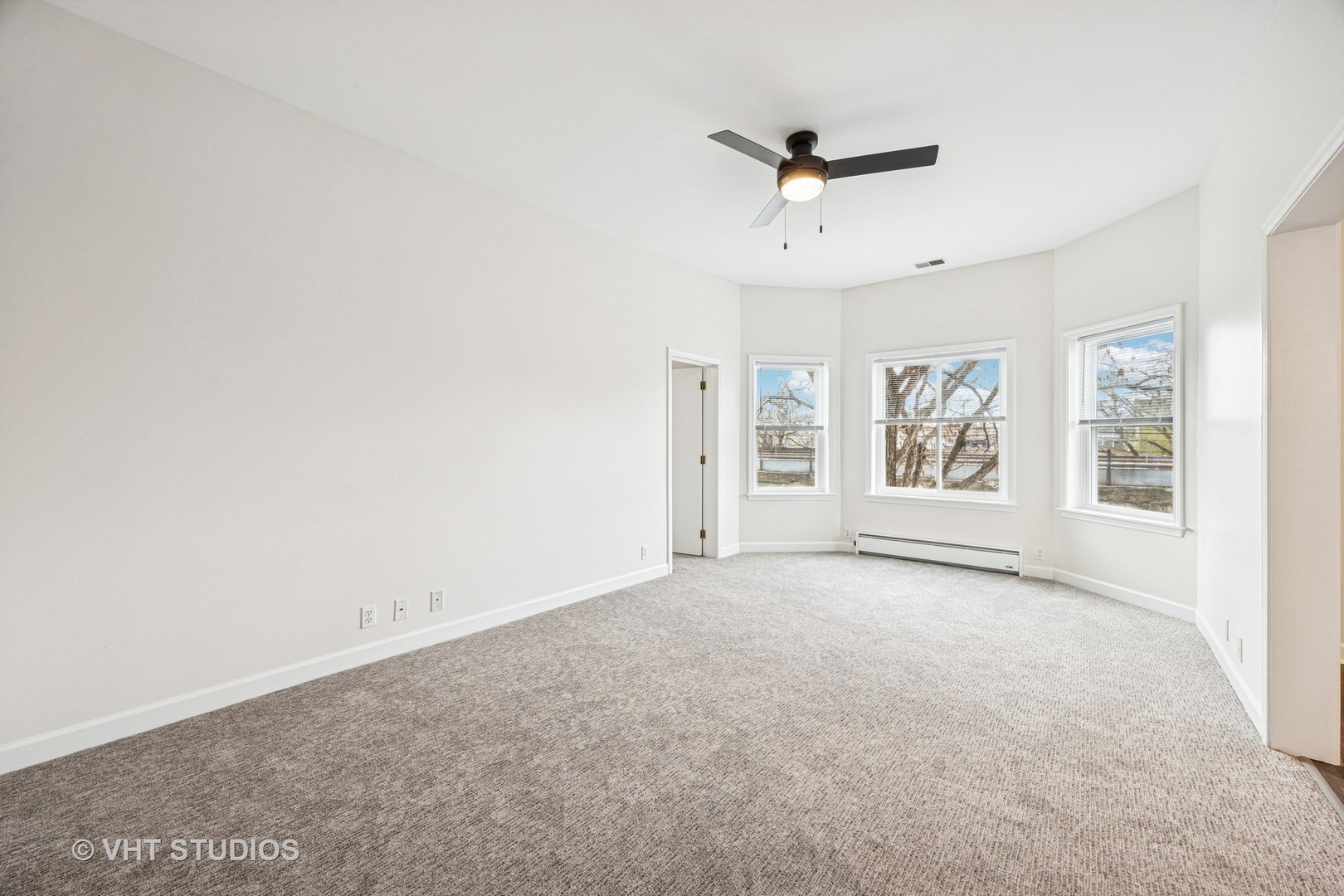 816 North Boulevard, Unit 2F Oak Park, IL 60301 - Photo 7 of 20 an empty room with windows and ceiling fan
