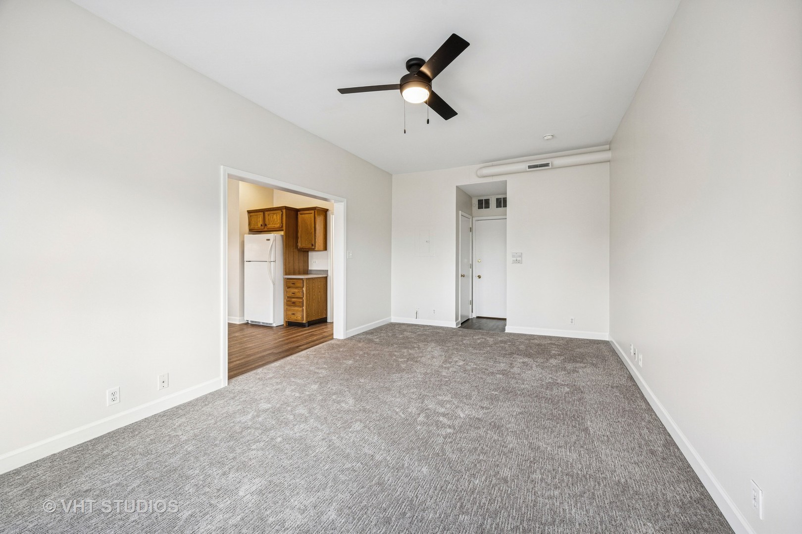816 North Boulevard, Unit 2F Oak Park, IL 60301 - Photo 8 of 20 an empty room with ceiling fan and windows