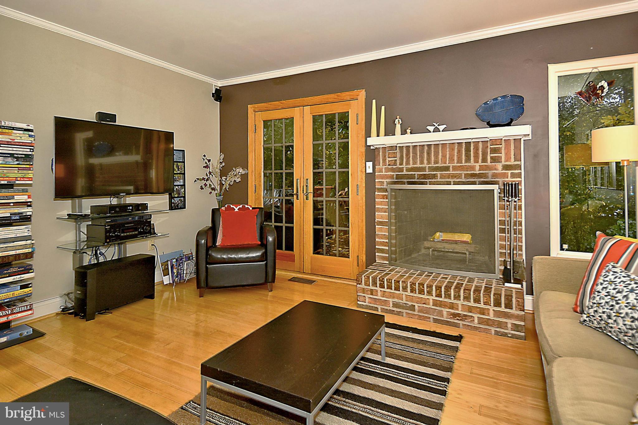 2052 Derby Ridge Lane Silver Spring, MD 20910 - Photo 13 of 26 Living Room