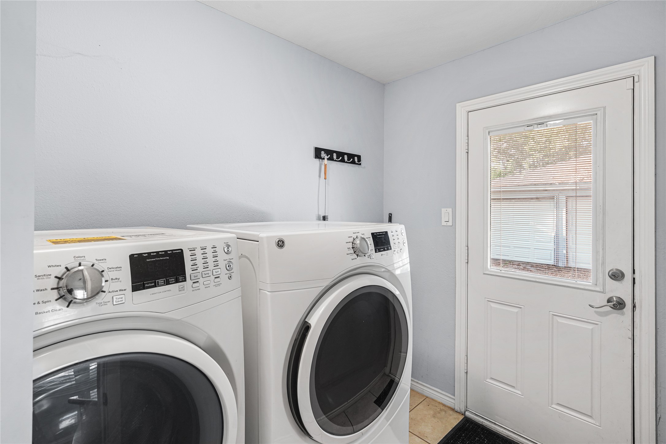 6002 McKnight Street Houston, TX 77035 - Photo 11 of 28 a view of entryway with washer and dryer