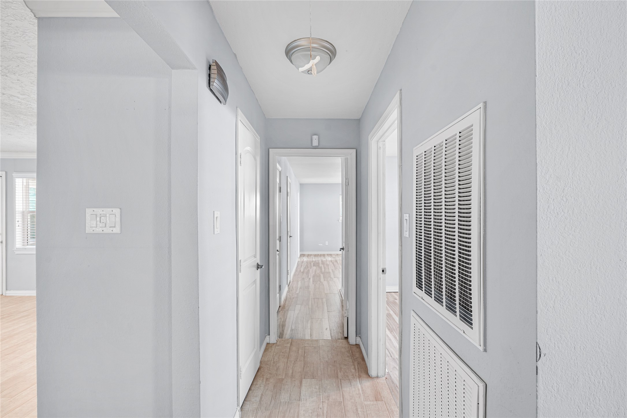 6002 McKnight Street Houston, TX 77035 - Photo 18 of 28 a view of a hallway with a room