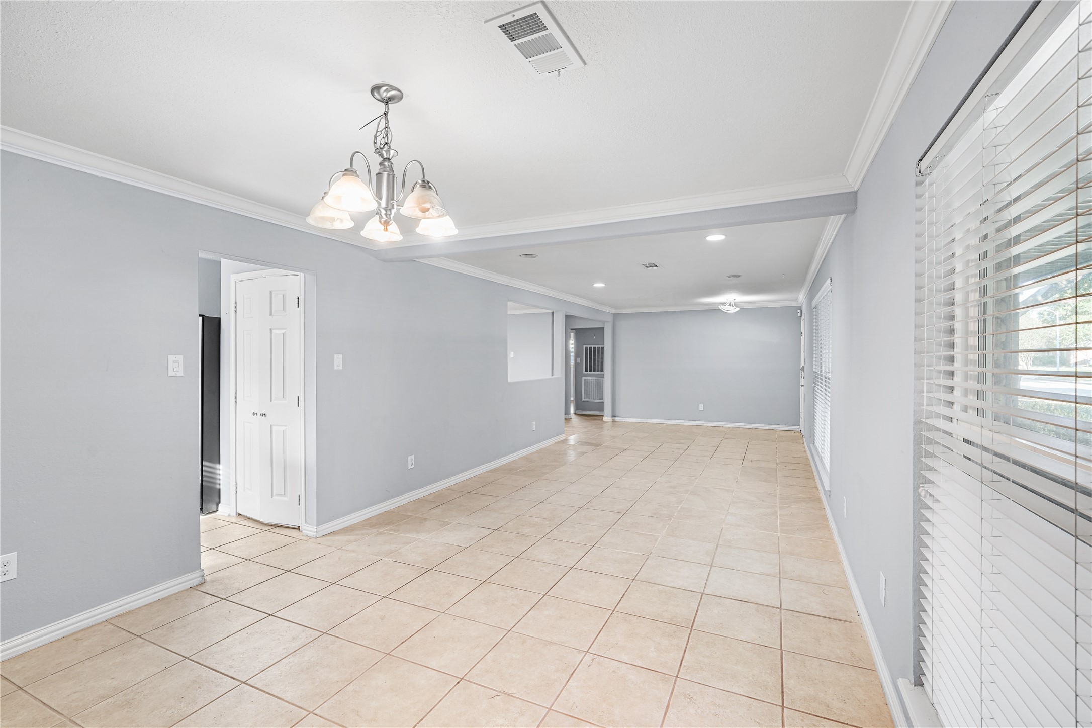 6002 McKnight Street Houston, TX 77035 - Photo 10 of 28 a view of an empty room and window