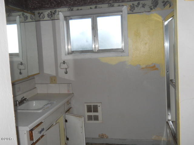 459 Southeast Gibson Road Waldport, OR 97394 - Photo 14 of 22 Bath