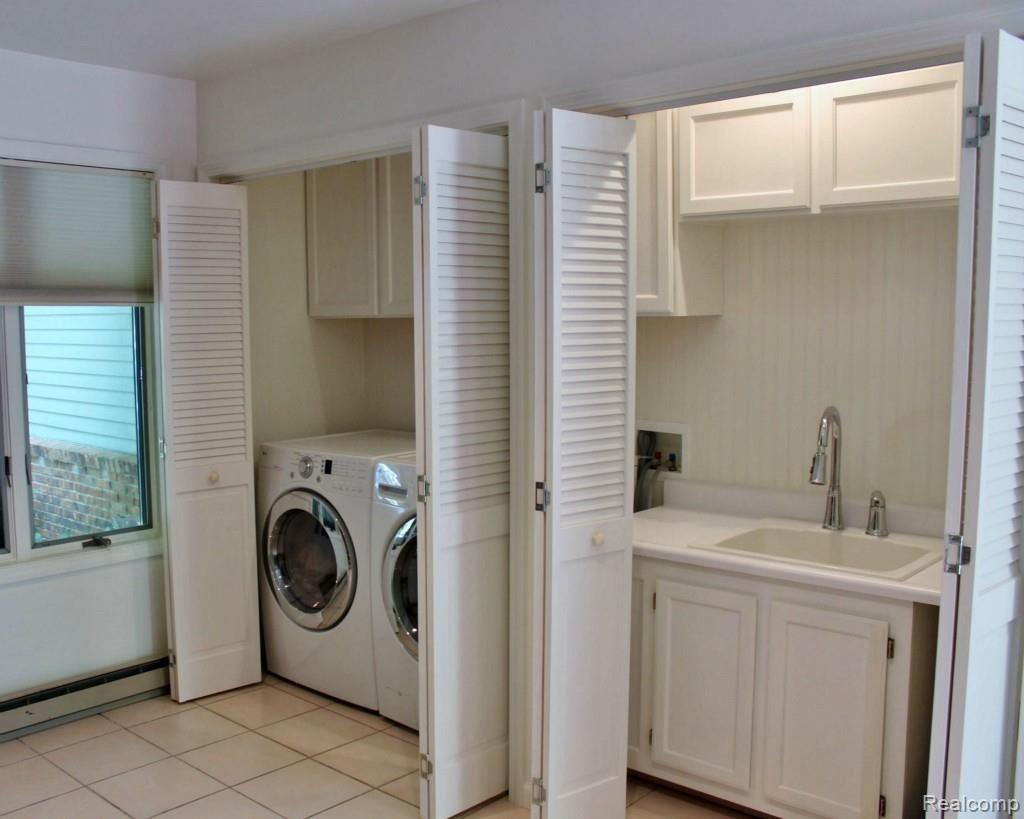 10139 Gibbs Road Clarkston, MI 48348 - Photo 21 of 44 Entry Level Laundry