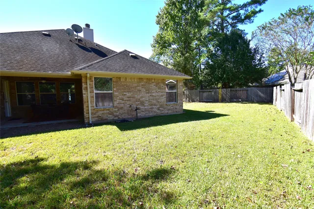 a view of a house with backyard and garden