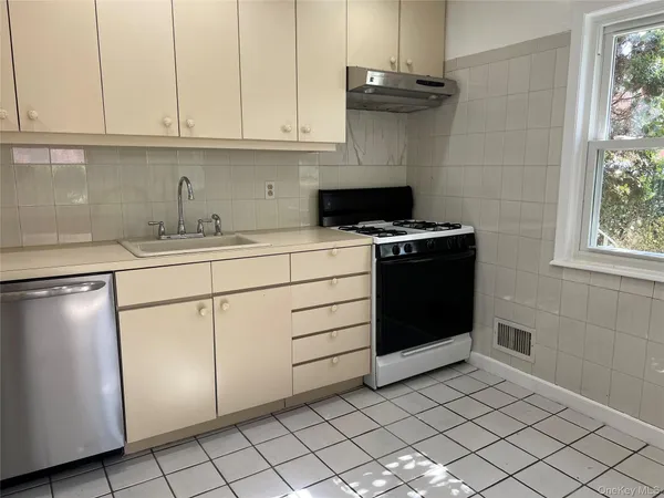 $2,400 | 16-05 Bell Boulevard, Unit 1 | Bay Terrace