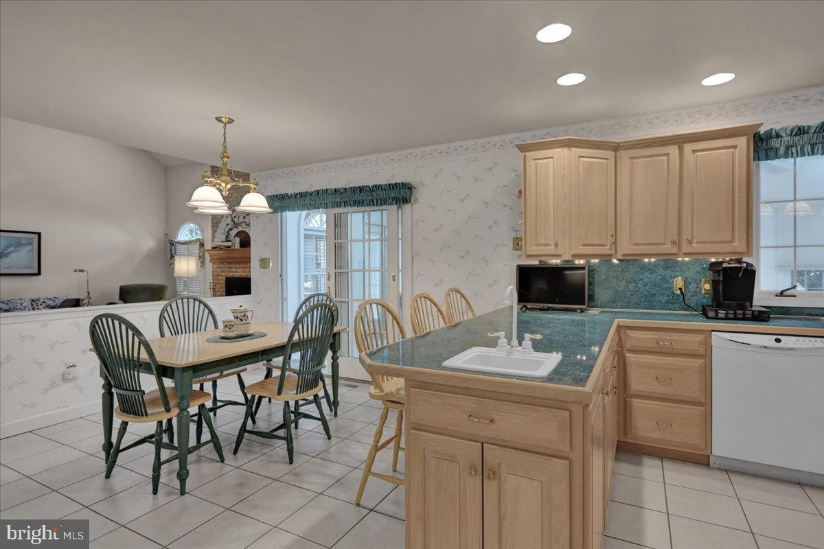 124 Pennsylvania Avenue Sinking Spring, PA 19608 - Photo 11 of 59 Peninsula with two bar stools