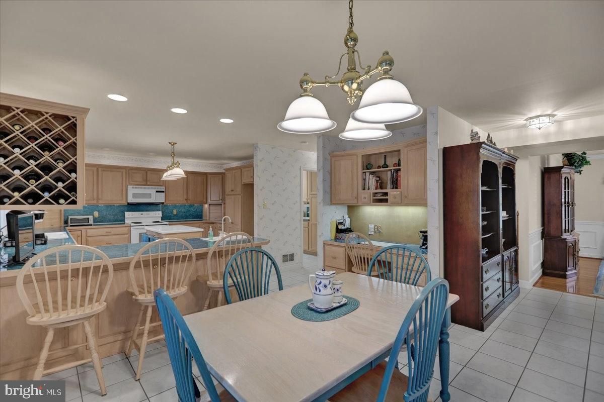 124 Pennsylvania Avenue Sinking Spring, PA 19608 - Photo 17 of 59 Breakfast area