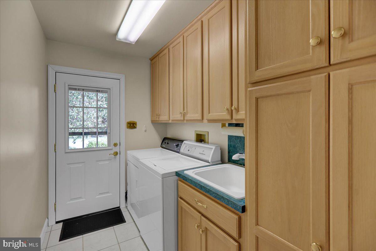 124 Pennsylvania Avenue Sinking Spring, PA 19608 - Photo 27 of 59 1st FL Ldry rm has 13 knob cabs, sink and door