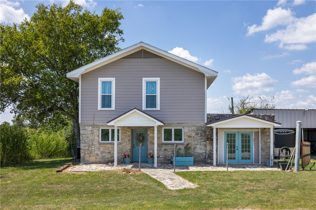 10415 McKnight Road Brenham, TX 77833 - Photo 20 of 23 a front view of a house with a yard