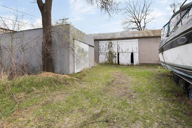 a picture of a black and white wall