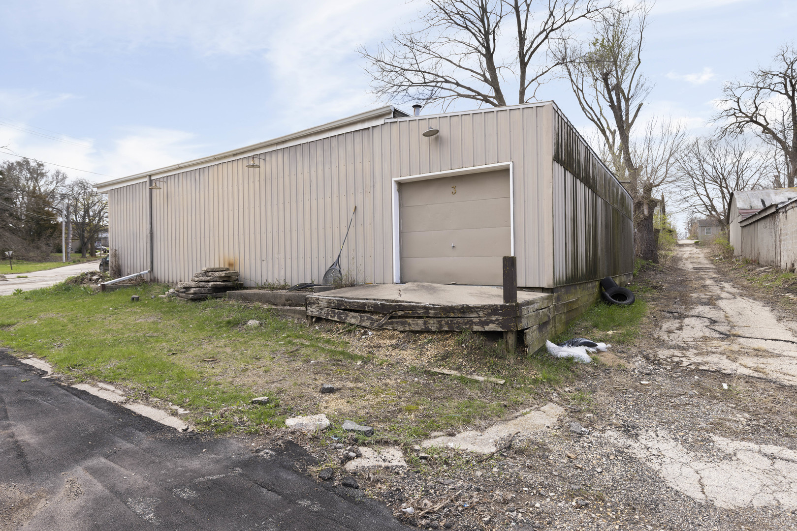 330 East Winslow Street Freeport, IL 61032 - Photo 8 of 15 a backyard of a house with lots of green space