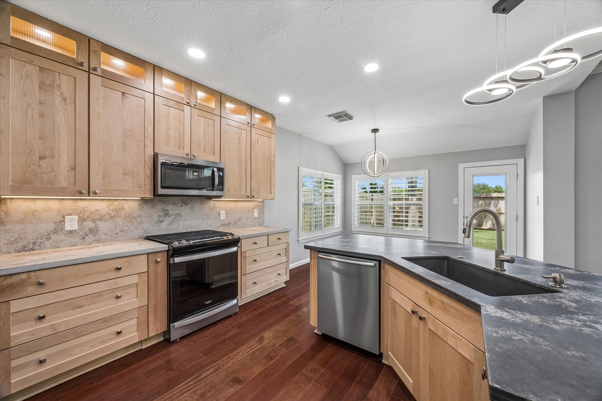 2519 Jasmine Ridge Court Houston, TX 77062 - Photo 13 of 30 Gallery Image 13