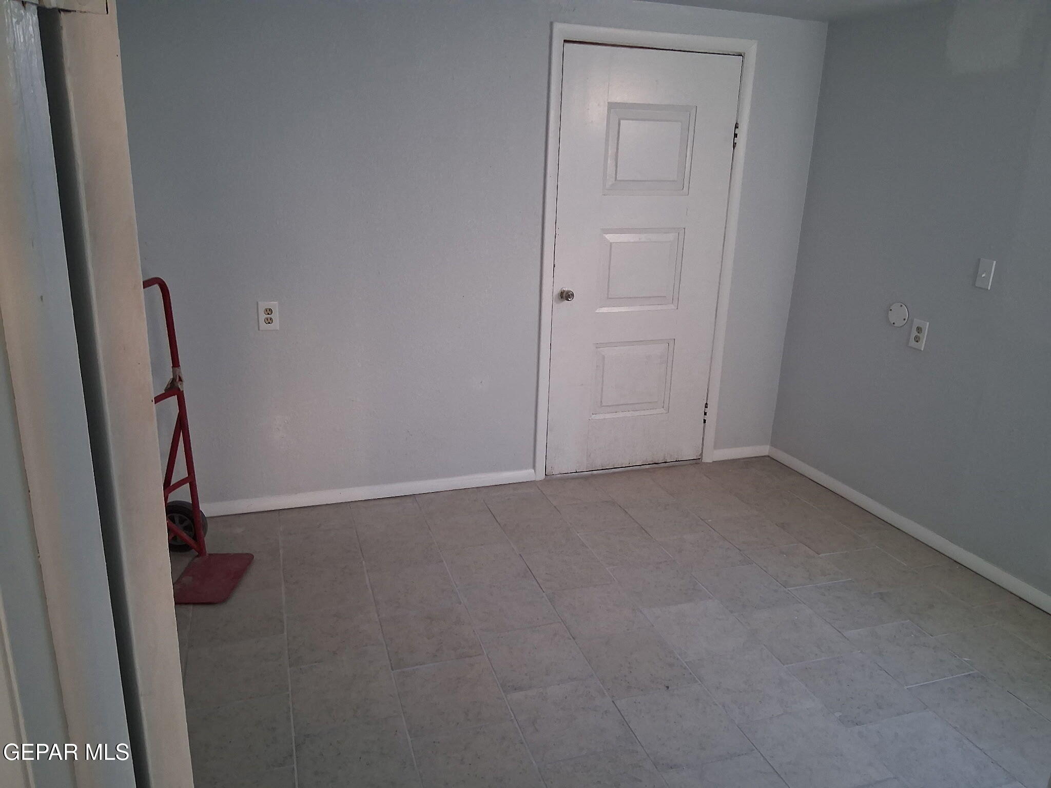 709 South Virginia Street El Paso, TX 79901 - Photo 9 of 12 a view of an empty room