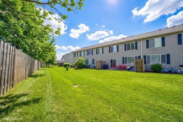 $265,000 | 634 West Jonathan Drive, Unit 2, Round Lake, IL 60073