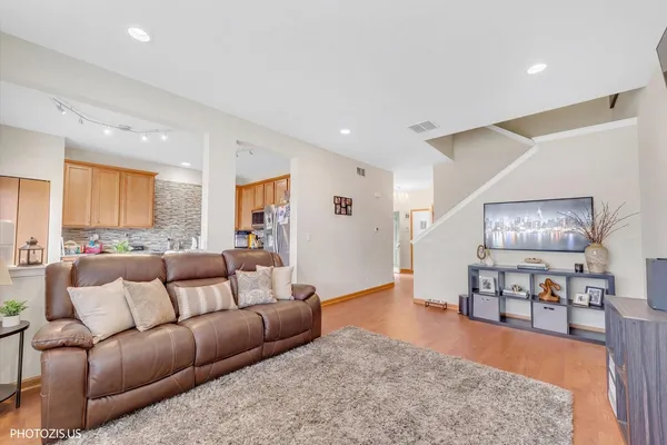 $265,000 | 634 West Jonathan Drive, Unit 2, Round Lake, IL 60073
