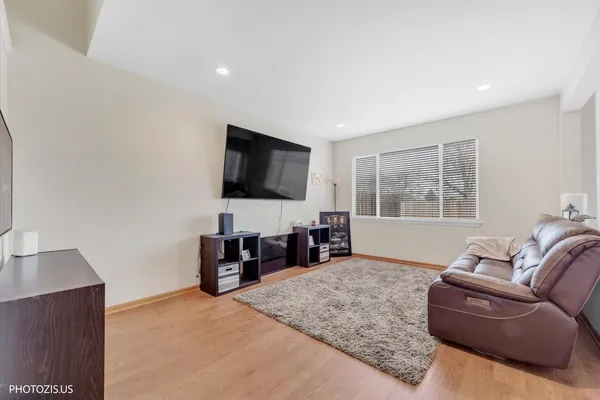 $265,000 | 634 West Jonathan Drive, Unit 2, Round Lake, IL 60073
