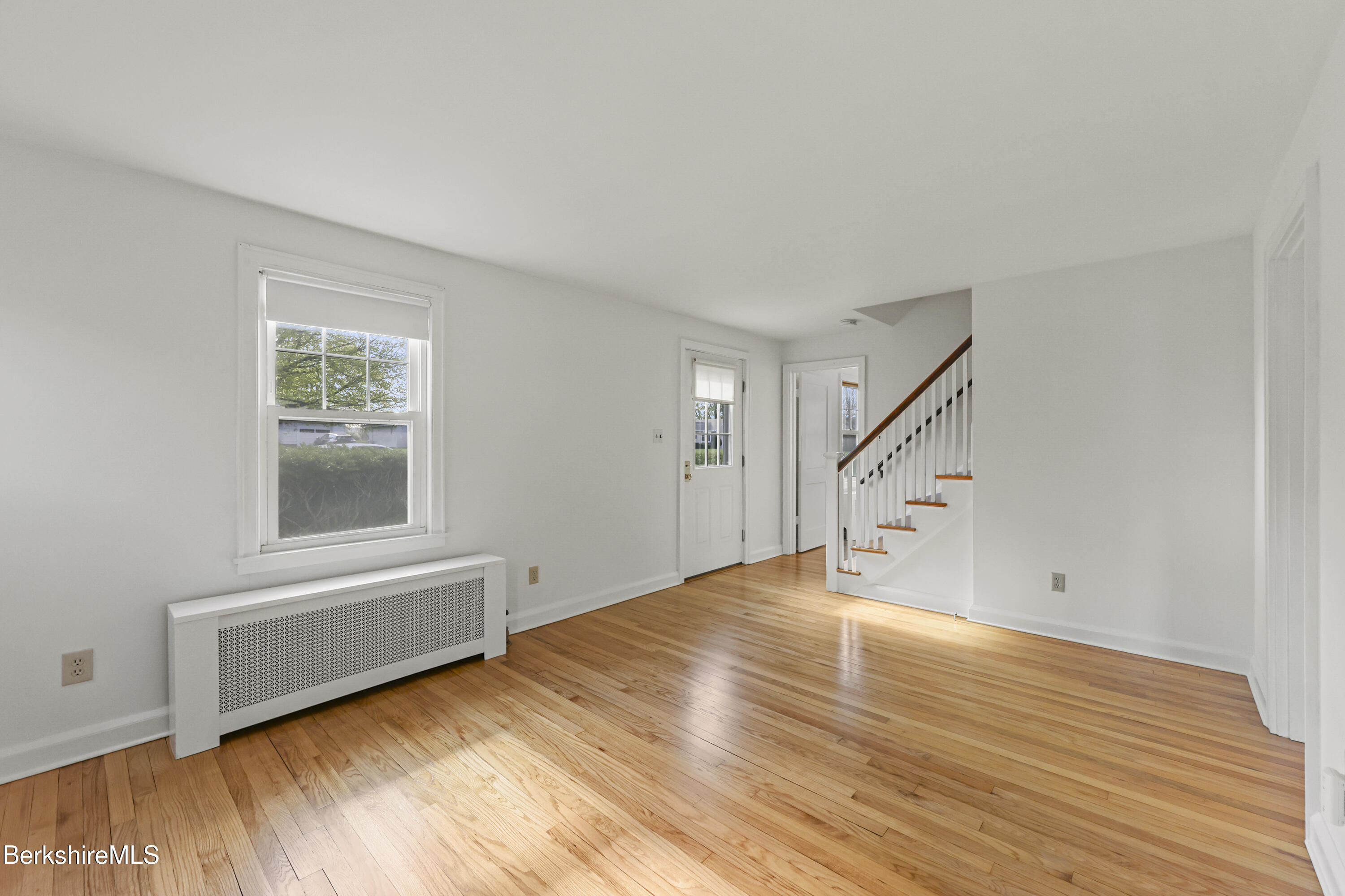 194 Eleanor Road Pittsfield, MA 01201 - Photo 7 of 39 35 Living Room