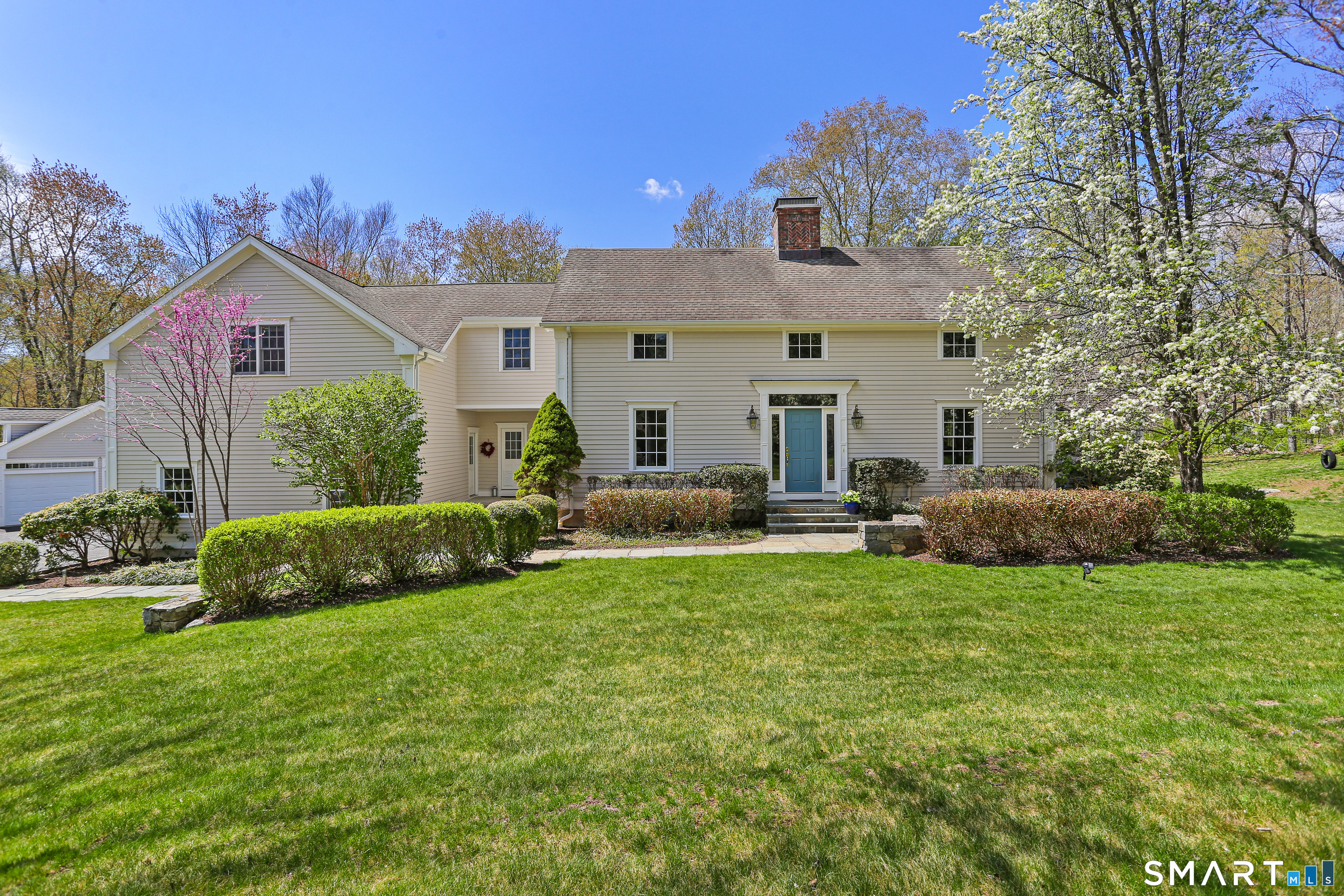 a view of a house with a back yard