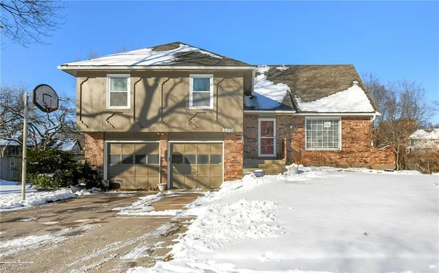 $345,000 | 2020 East Cherokee Place, Olathe, KS 66062