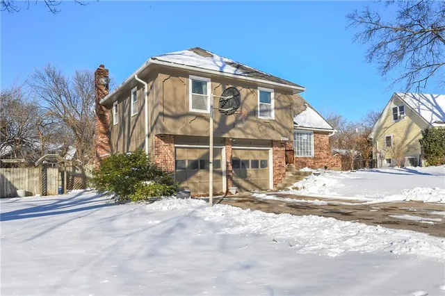 $345,000 | 2020 East Cherokee Place, Olathe, KS 66062