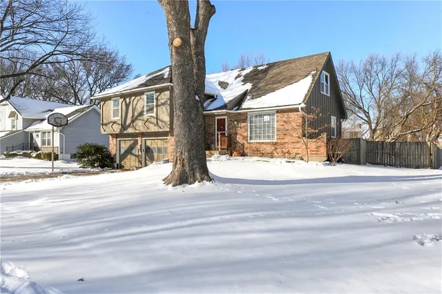 $345,000 | 2020 East Cherokee Place, Olathe, KS 66062