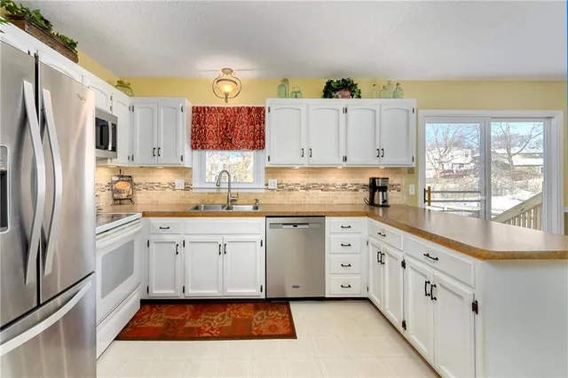 $345,000 | 2020 East Cherokee Place, Olathe, KS 66062