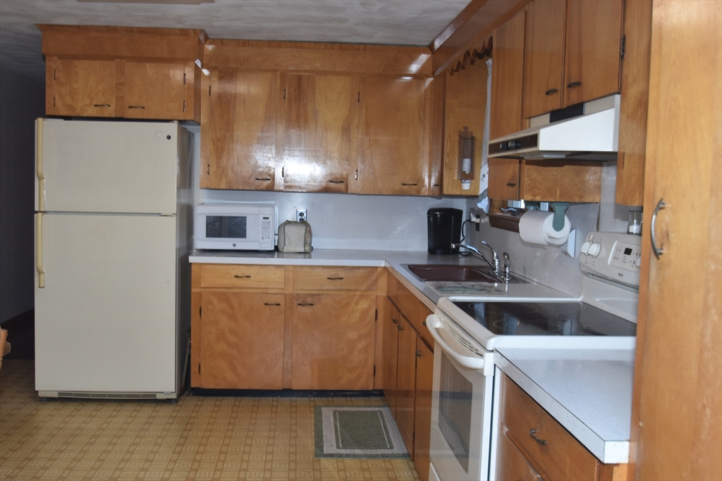 30 Ridgeway Avenue Billerica, MA 01821 - Photo 3 of 16 Gallery Image 3
