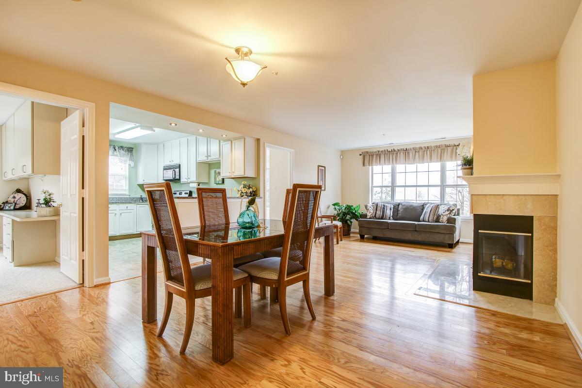 402 Ridgepoint Place, Unit 16 Gaithersburg, MD 20878 - Photo 4 of 33 Living/Dining Combo