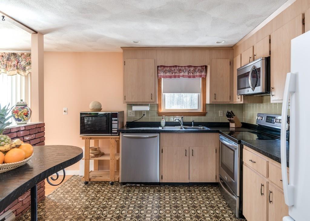 24 Chestnut Circle Hanover, MA 02339 - Photo 11 of 28