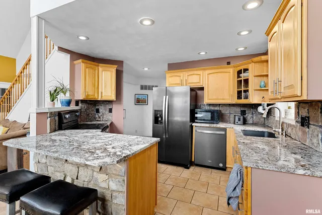 $274,900 | 161 Lakecrest Place, Dahinda, IL 61428