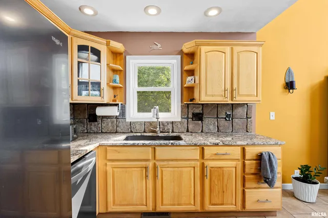 $274,900 | 161 Lakecrest Place, Dahinda, IL 61428