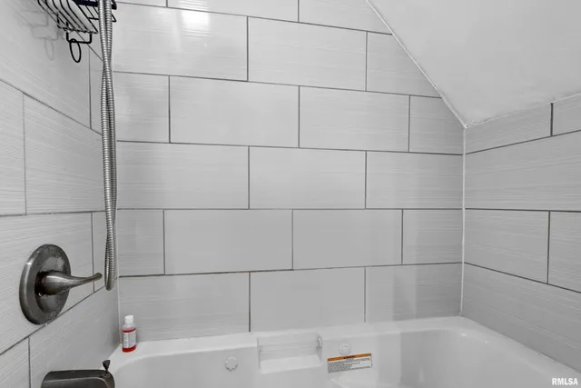 $274,900 | 161 Lakecrest Place, Dahinda, IL 61428