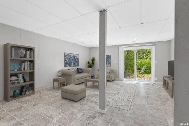 $274,900 | 161 Lakecrest Place, Dahinda, IL 61428