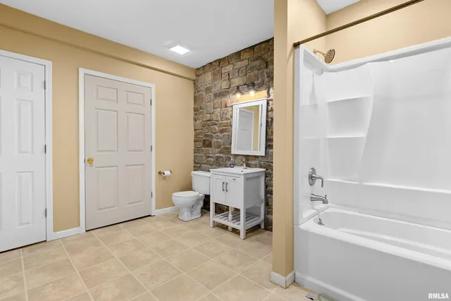 $274,900 | 161 Lakecrest Place, Dahinda, IL 61428