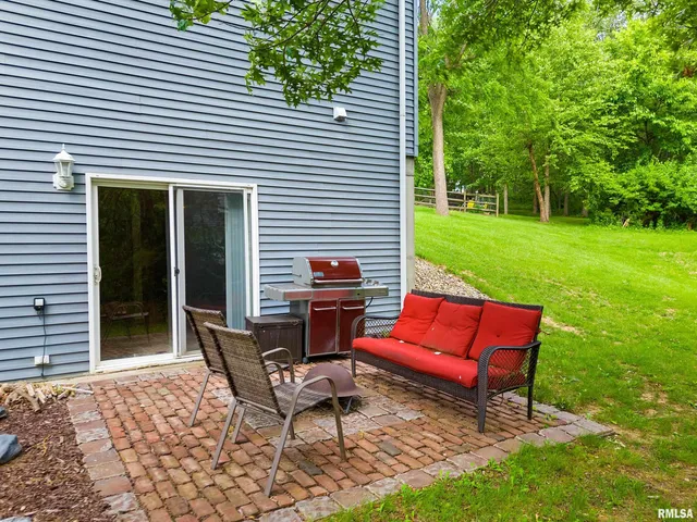 $274,900 | 161 Lakecrest Place, Dahinda, IL 61428