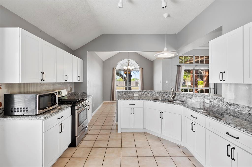 201 Brian Way Red Oak, TX 75154 - Photo 11 of 33 Large kitchen with extra seating area and pantry.