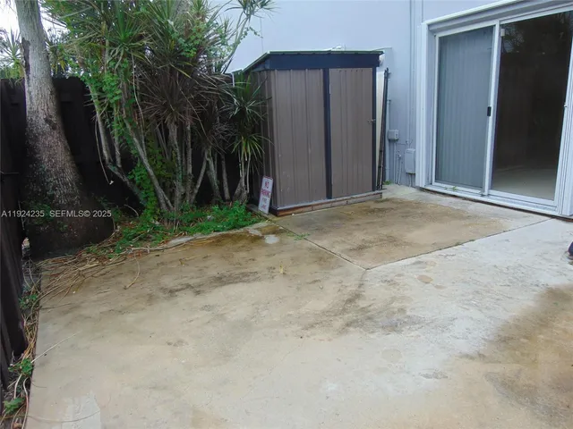 a view of a backyard